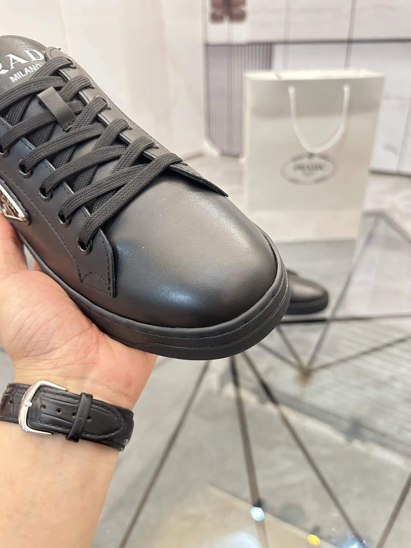 Men's shoes for sale 💰: 💰P540¥ High-end top quality Product trademark: Prada *"Prada*" low-top casual shoes Regular size: 38-45 (can be customized to 46) Product materials: imported first-layer cowhide for the upper, water-dyed cowhide lining, cowhide feet, original outsole. No.: 001